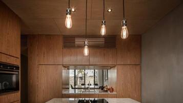 Vila premium, 2 quartos, piscina particular | Cozinha privada | Geladeira, fogão, cooktop, lava-louças