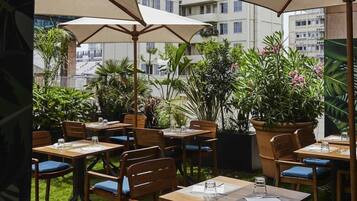 تناول الطعام بالخارج