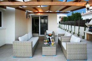 Terrace/patio - Delightful Ayia Napa Villa, 10 mins Nissi Beach! (Ayia Napa)