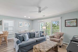 TV, offices - Renovated Condo-Steps from beach-Community Pool (Santa Rosa Beach)