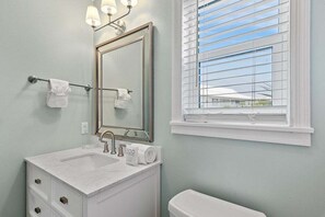 Badewanne, Haartrockner, Handtücher, Seife