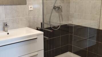 Douche, sĂšche-cheveux, papier toilette