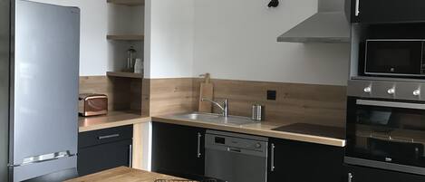 Een koelkast, een magnetron, een oven, een kookplaat