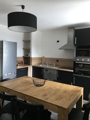 Geladeira, micro-ondas, fogão, cooktop