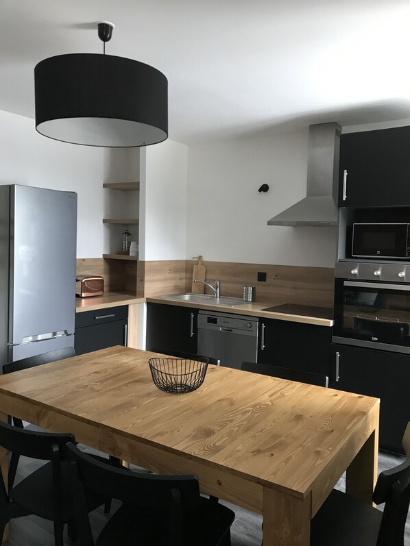 Kühlschrank, Mikrowelle, Ofen, Herdplatte