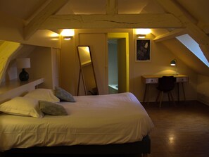 7 bedrooms, free WiFi, bed sheets