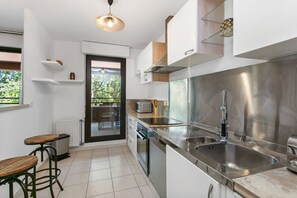 Réfrigérateur, micro-ondes, four, plaque de cuisson