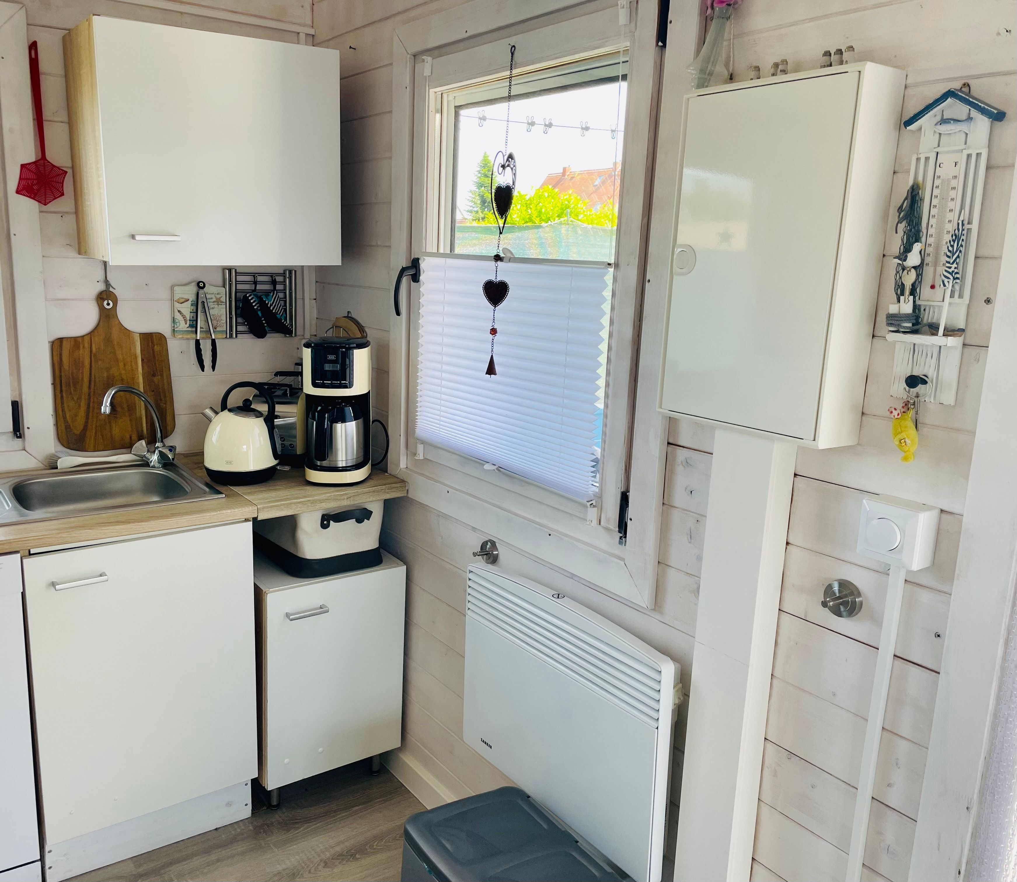 Wasserkocher mit Kaffee-/Teezubehör, Kühlschrank, Mikrowelle, Ofen
