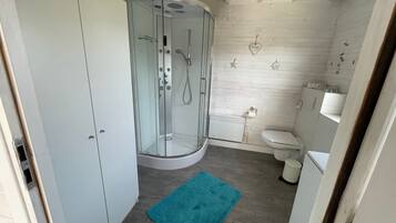 Dusche, Haartrockner, Handtücher, Seife