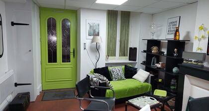 Charmant gßte avec 2 chambres, cour partagée, Wifi et animaux acceptés