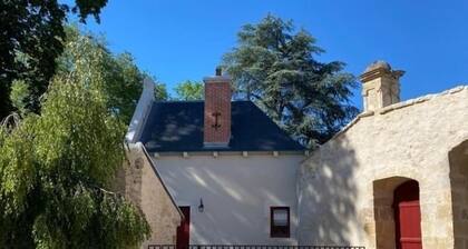 Gßte élégant avec jardin privé, climatisation et parking à Ainay-le-Vieil