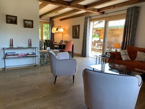 TV - Charming family apartment at the foot of the slopes with balcony, parking and WIFI included (Notre-Dame-de-Bellecombe)
