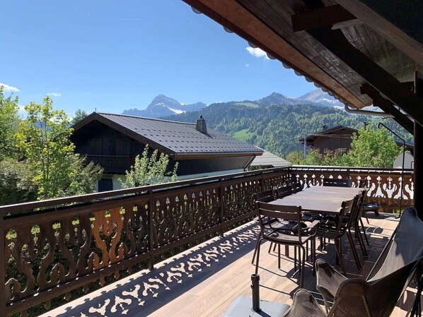 Outdoor dining - Charming family apartment at the foot of the slopes with balcony, parking and WIFI included (Notre-Dame-de-Bellecombe)