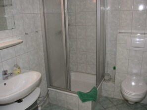 Secadora de cabello y papel de baño 