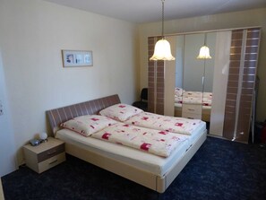 2 habitaciones, escritorio, cuna de viaje y wifi 