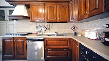 Leilighet, 2 soverom, balkong, elveutsikt | Eget kjøkken | Kjøleskap, mikrobølgeovn, ovn og kokeplater