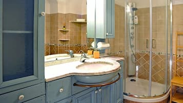 Appartamento, 2 camere da letto, balcone, vista fiume | Bagno | Doccia, asciugacapelli, bidet, asciugamani