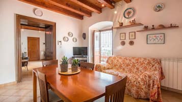 Apartment, 1 Bedroom, Patio | In-room dining