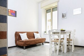 Apartment, 1 Schlafzimmer | Wohnbereich | 32-Zoll-Flachbildfernseher mit Digitalempfang, Fernseher