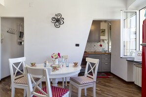 Apartment, 1 Bedroom, City View | In-room dining