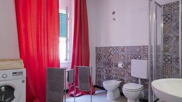 Appartement, 2 chambres, balcon, vue cour intérieure | Salle de bain