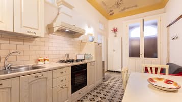 Apartment, 2 Bedrooms | Dapur peribadi | Peti sejuk/penyejuk beku saiz penuh, ketuhar gelombang mikro, dapur