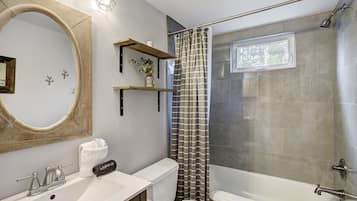 Combined shower/bathtub, hair dryer, towels