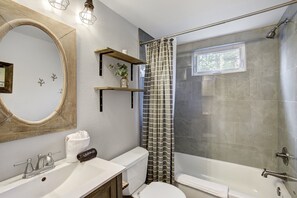 Bañera con ducha, secador de pelo, toallas