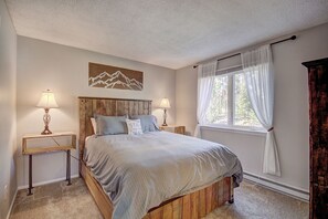 2 bedrooms, iron/ironing board, travel crib, WiFi - New Remodel! Slope Side Access and Fast WiFi (Breckenridge)