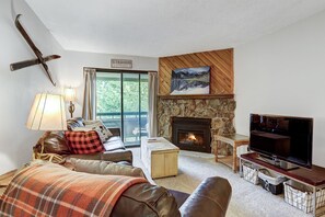 Smart TV, chimenea, libros y estéreo 