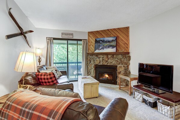 Smart TV, fireplace, books, stereo - New Remodel! Slope Side Access and Fast WiFi (Breckenridge)