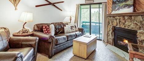 Smart TV, chimenea, libros y estéreo
