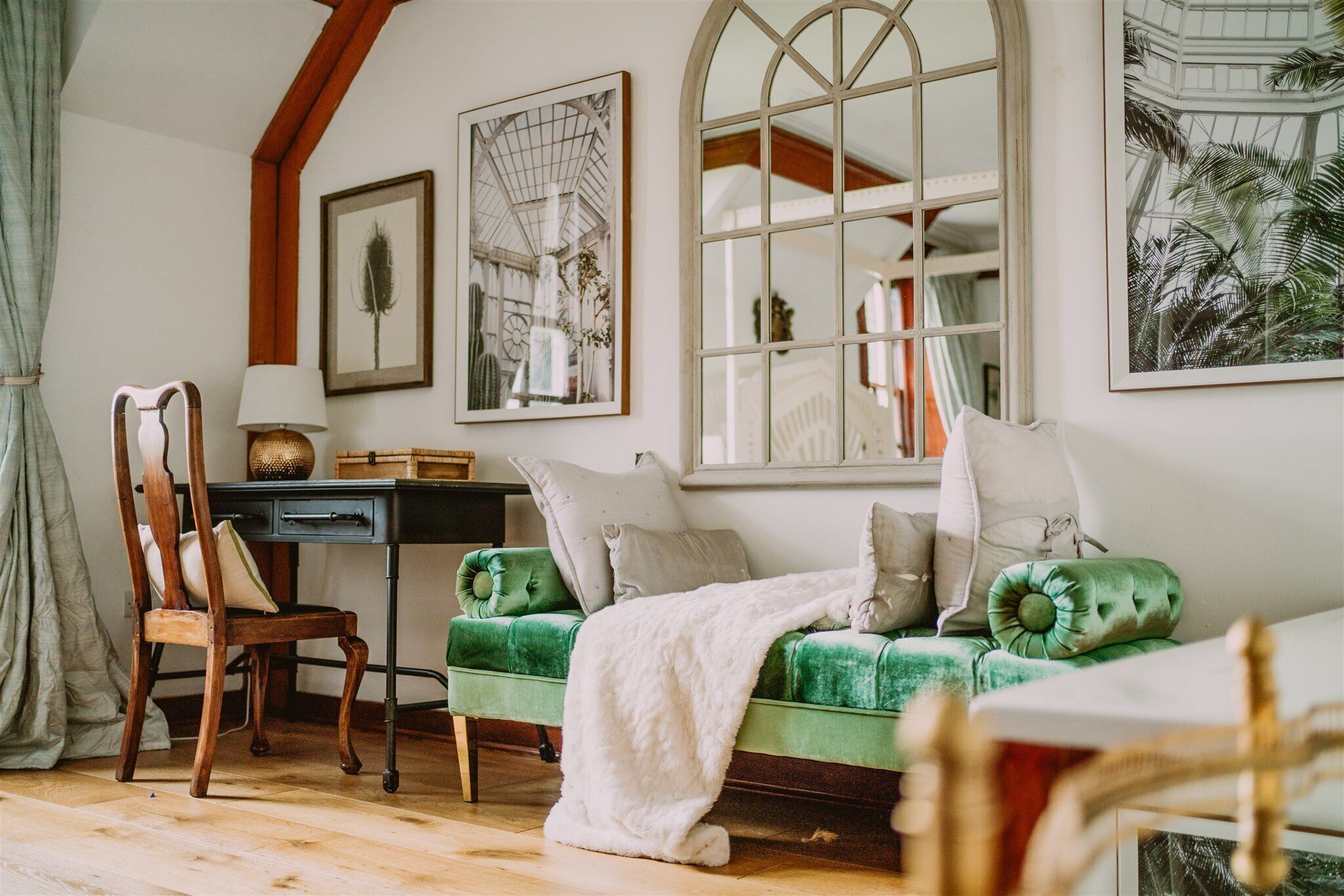 2 soverom, skrivebord, strykejern/-brett og reiseseng for barn