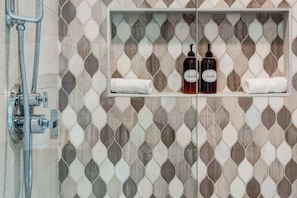 Combined shower/bathtub, hair dryer, shampoo - Abode on Cloud 9, private hot tub, Old Town retreat, groups (Park City)