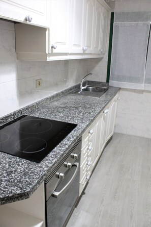 Réfrigérateur, micro-ondes, four, cafetière/bouilloire