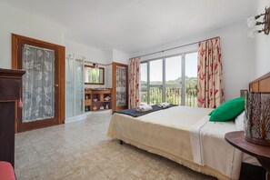 3 bedrooms, iron/ironing board, internet, bed sheets