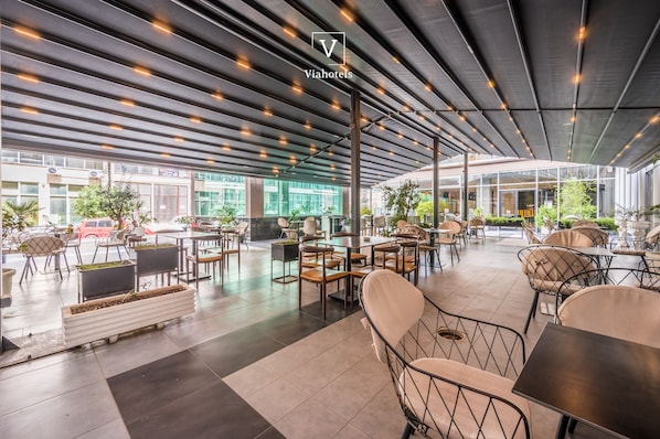 3 bars/lounges