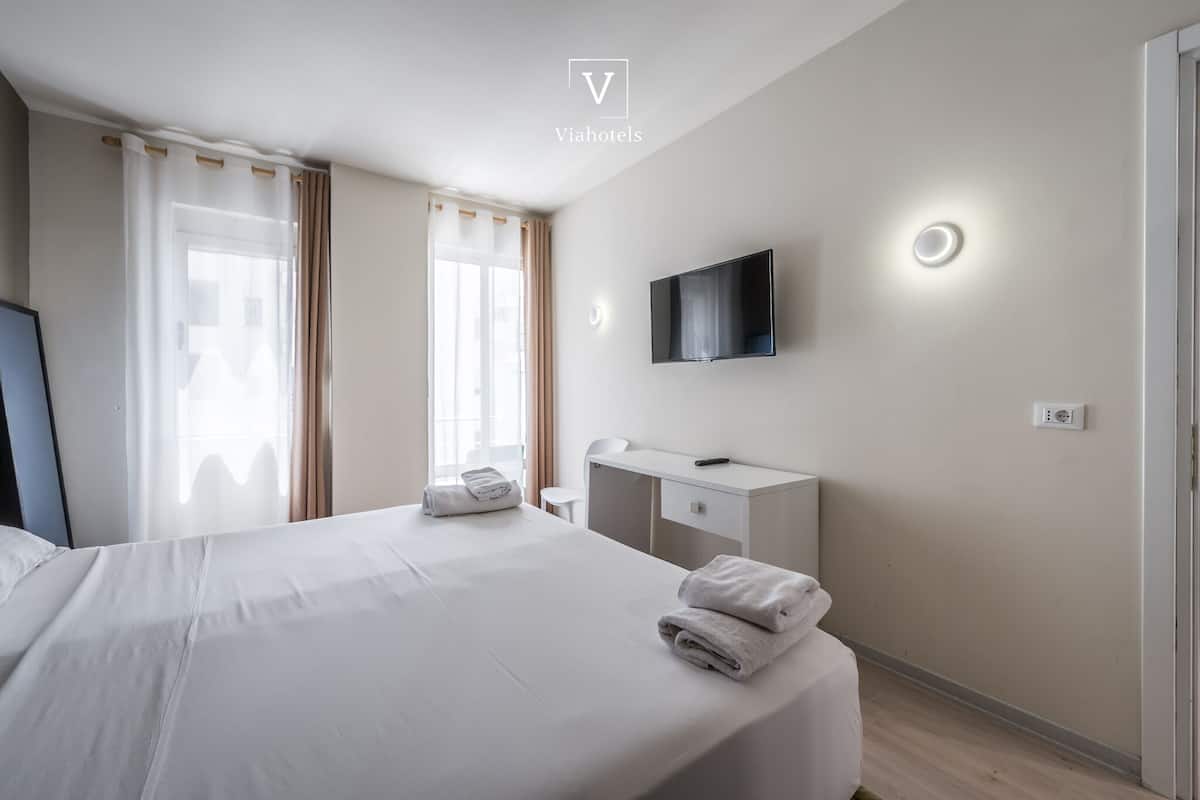 1 bedroom, Egyptian cotton sheets, premium bedding, down comforters