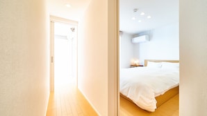A hotel room with a bed, a bedside table with a lamp, and a ceiling light fixture. - Rakuten STAY HOUSE WILL STYLE Saga Imari (Imari)