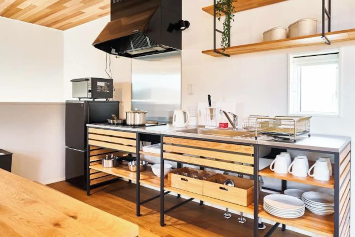 Private kitchen | Fridge, microwave, stovetop, electric kettle