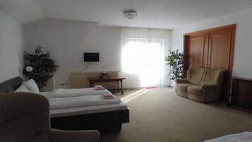 Appartement, vue lac | 1 chambre, literie de qualité supérieure, couette en duvet d'oie, bureau