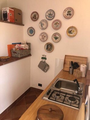 Stovetop, cookware/dishes/utensils