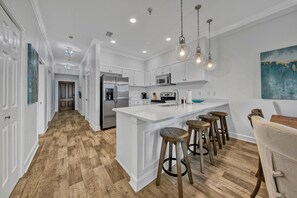 ثلاجة، ميكروويف، فرن، موقد طهي مسطح