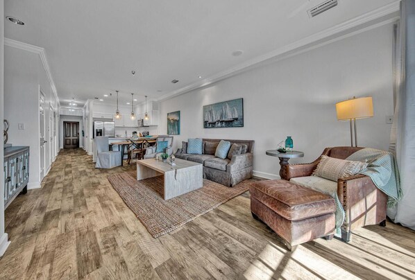 Smart TV - Overlooking the Seacrest Village. Pool and Beach access. (Seacrest Beach)