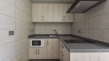 Een koelkast, een magnetron, een kookplaat