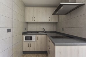 冷蔵庫、電子レンジ、コンロ、コーヒー / ティーメーカー