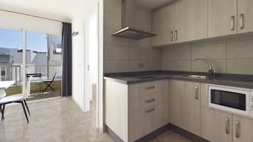 Frigorífico, microondas, placa de cocina y cafetera o tetera