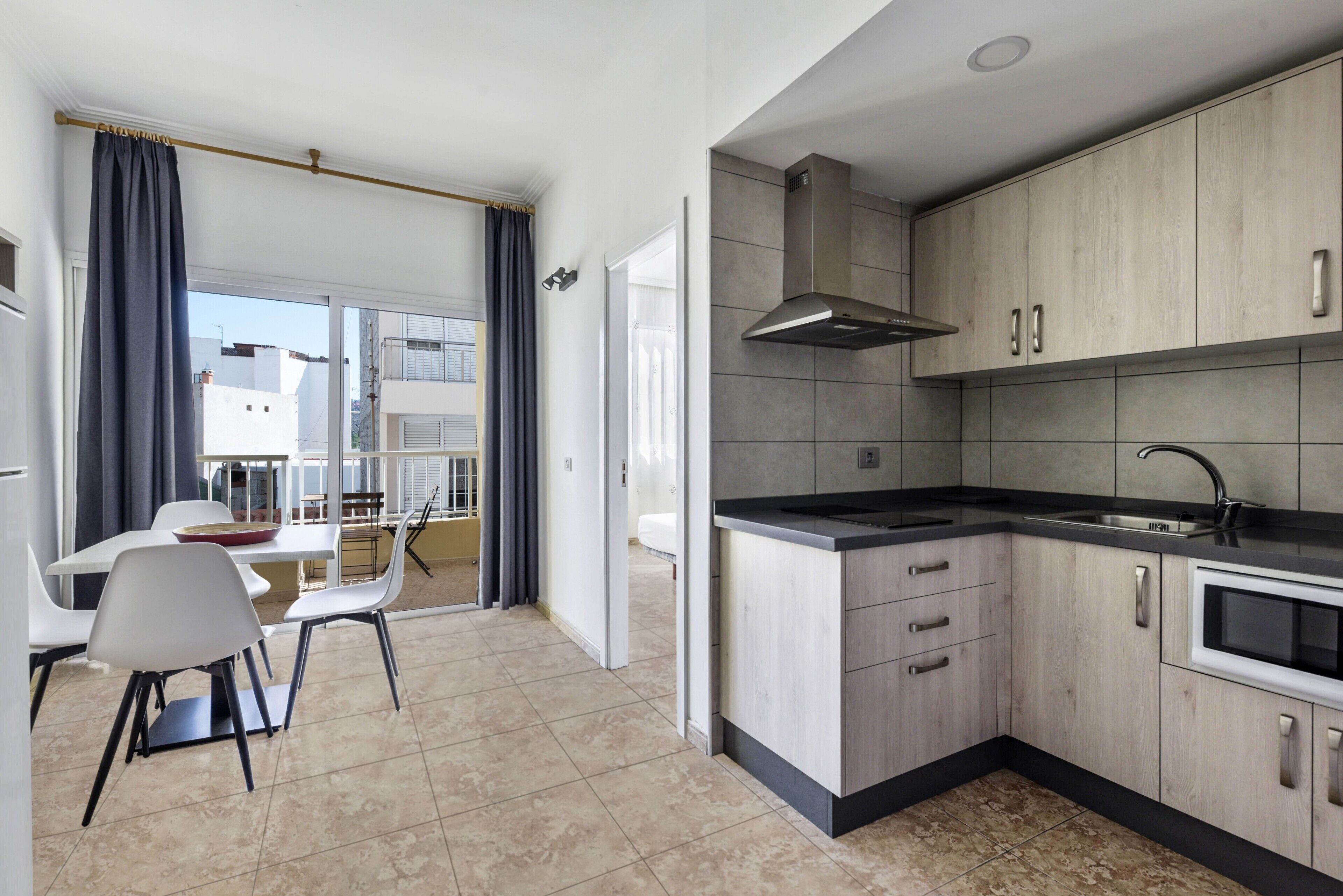 Frigorífico, microondas, placa de cocina y cafetera o tetera