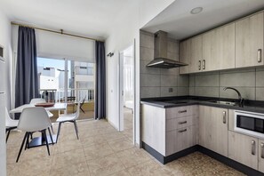 Jääkaappi, mikroaaltouuni, liesi, kahvin-/teenkeitin