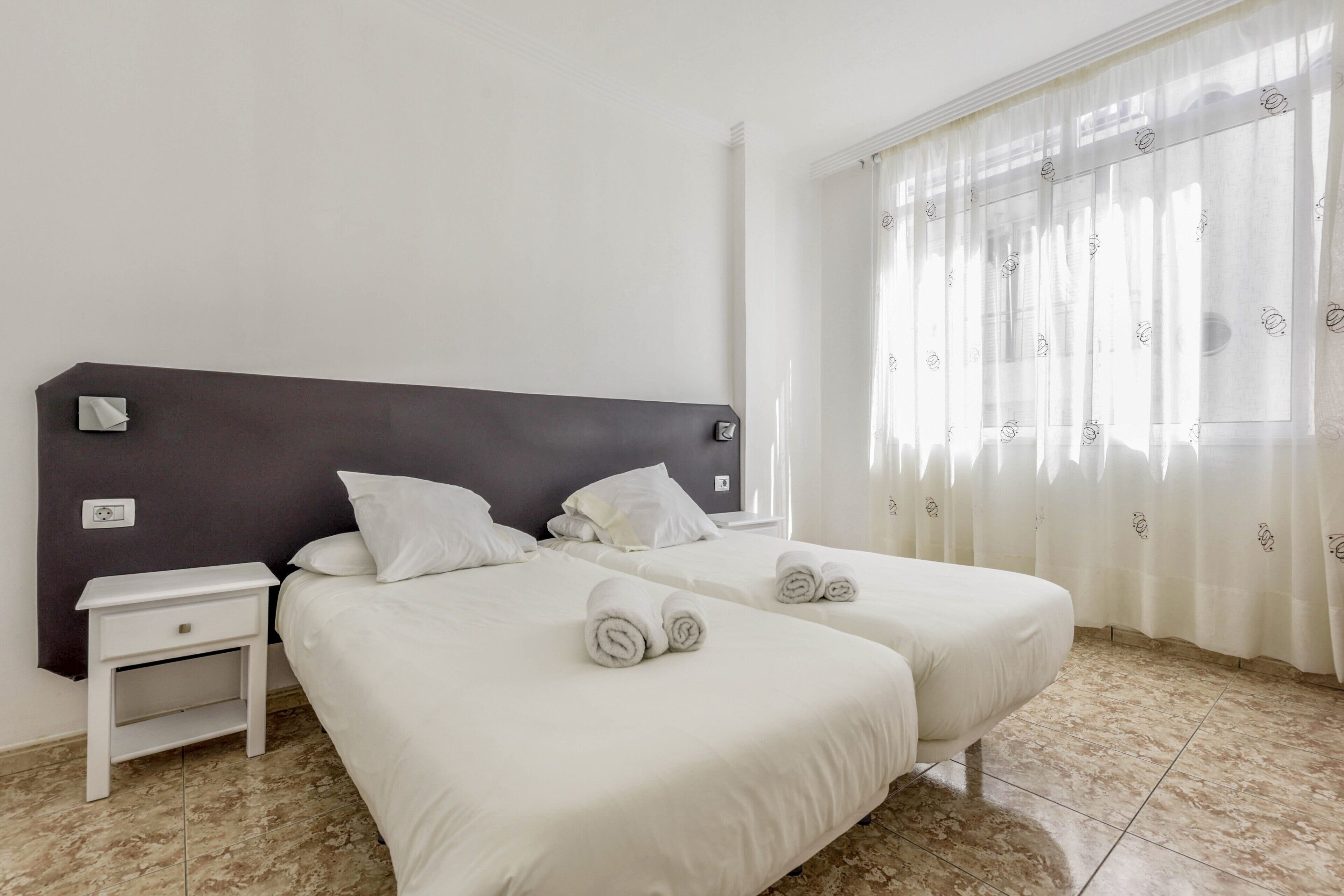 1 habitación, tabla de planchar con plancha, wifi gratis y ropa de cama 